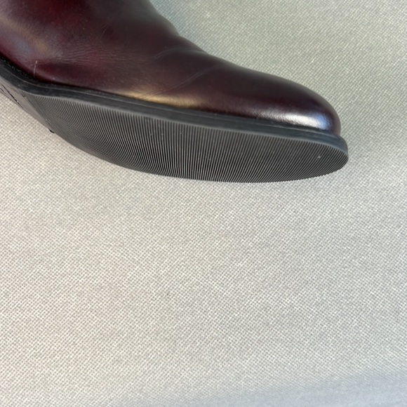 Burberry burgundy bootie size zip gold chain. Leather lining. Gently worn Size39 - Picture 11 of 14